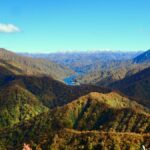 絵葉書のような紅葉の山と奥只見湖